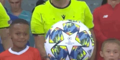 今年上海双雄争冠战启用外籍裁判，去年的主裁为傅明、李海新
