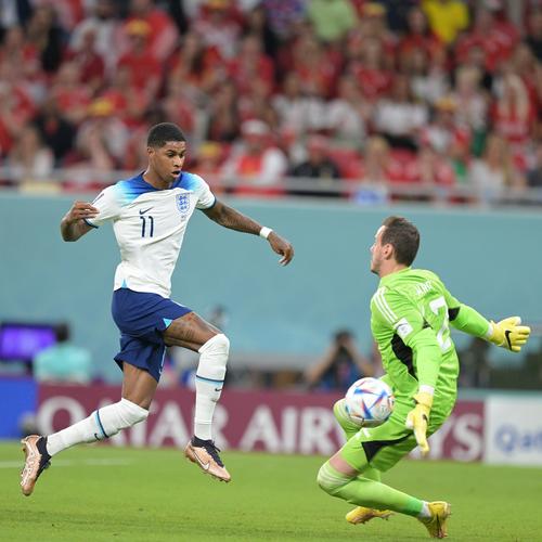 AC米兰主场3-2逆转都灵，40岁魔笛全场发挥，助力球队重返榜首，展现强大实力与斗志。（AC米兰3-2主场翻盘都灵，40岁魔笛统治全场，红黑军团重返榜首）