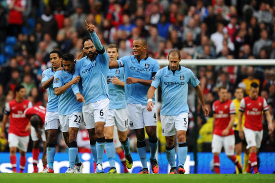 三连冠！上海海港加冕2025赛季中超冠军，摘下队史中超第四星（2025中超封王！上海海港成就三连冠，队史第四星点亮）